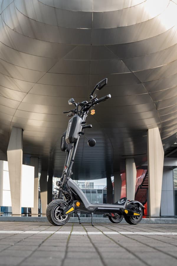 DriveTron DT06 elektrisk scooter 60V 23.4AH 75 km/t Maks. hastighed, 85 km rækkevidde, 1900W*2 motor og 11-tommer slangeløse dæk