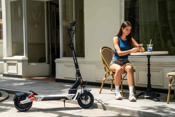 KuKirin M4 Max Elscooter: 800W motor, 48V 18,2Ah batteri, 45 km/h topphastighet, 64 km räckvidd, IP54 vattentät - Hopfällbar, dubbel fjädring
