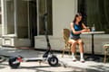 Miniatyrbild 3 av 11: KuKirin M4 Max Elscooter: 800W motor, 48V 18,2Ah batteri, 45 km/h topphastighet, 64 km räckvidd, IP54 vattentät - Hopfällbar, dubbel fjädring