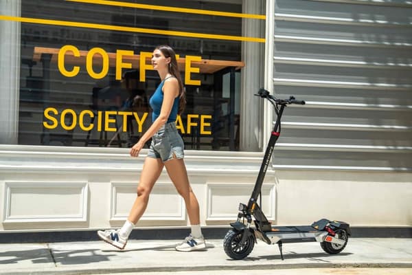 KuKirin M4 Max Elscooter: 800W motor, 48V 18,2Ah batteri, 45 km/h topphastighet, 64 km räckvidd, IP54 vattentät - Hopfällbar, dubbel fjädring