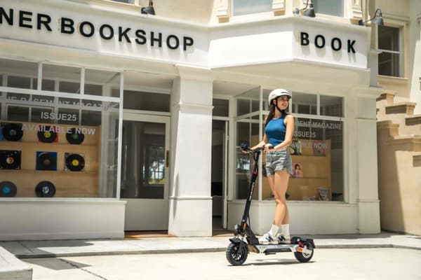 KuKirin M4 Max Elscooter: 800W motor, 48V 18,2Ah batteri, 45 km/h topphastighet, 64 km räckvidd, IP54 vattentät - Hopfällbar, dubbel fjädring