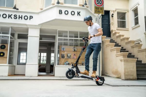 KuKirin M4 Max Elscooter: 800W motor, 48V 18,2Ah batteri, 45 km/h topphastighet, 64 km räckvidd, IP54 vattentät - Hopfällbar, dubbel fjädring