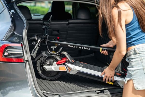 KuKirin M4 Max Elscooter: 800W motor, 48V 18,2Ah batteri, 45 km/h topphastighet, 64 km räckvidd, IP54 vattentät - Hopfällbar, dubbel fjädring