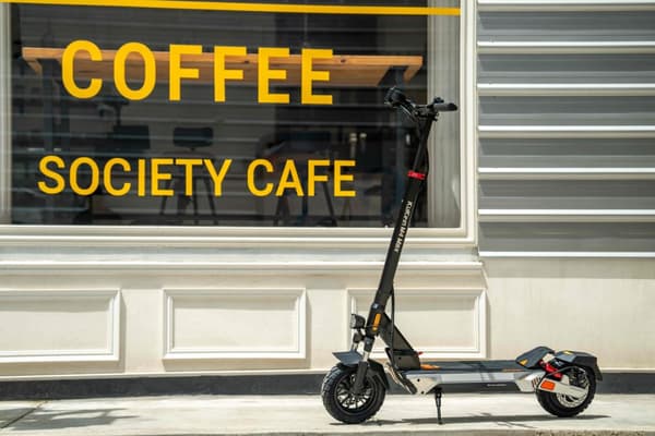 Kukirin M4 Max elscooter, 800W borstlös motor, gaspedalkrokdesign, metallisk dekoration för stadsscooter