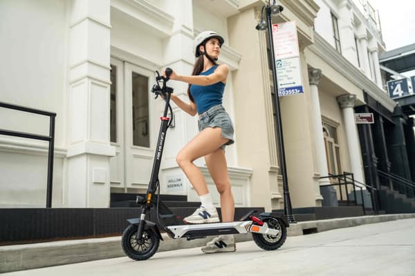 Kukirin M4 Max elscooter, 800W borstlös motor, gaspedalkrokdesign, metallisk dekoration för stadsscooter