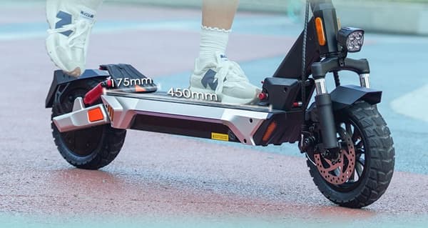 Kukirin M4 Max elscooter, 800W borstlös motor, gaspedalkrokdesign, metallisk dekoration för stadsscooter