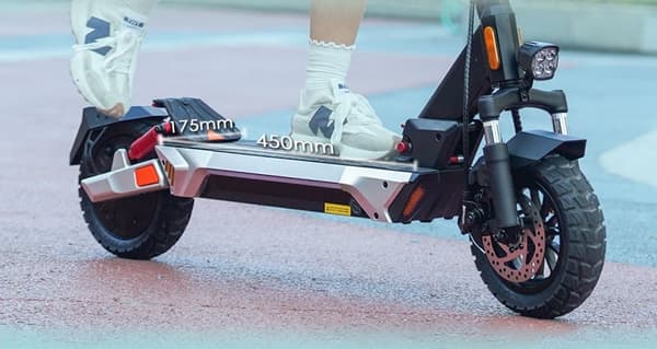Kukirin M4 Max elscooter, 800W borstlös motor, gaspedalkrokdesign, metallisk dekoration för stadsscooter