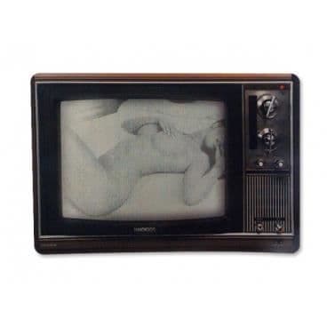 Datormatta med svart och vit TV med …