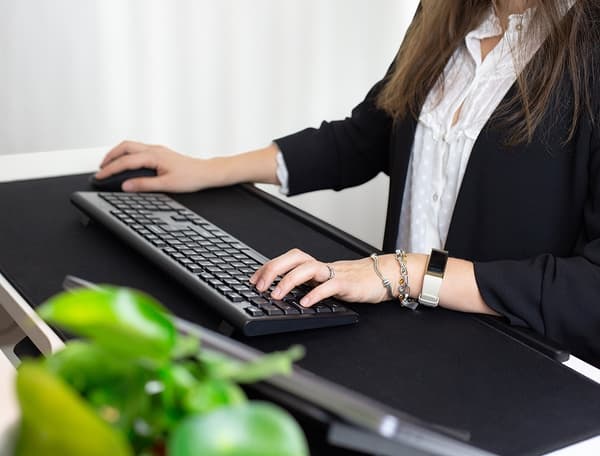DELTACO OFFICE ekstra bred musemåtte med trådløs opladning, neopren