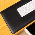 Miniatyrbillede 2 af 4: Blødt skrivebordsunderlag i PVC-læder og memory foam 70x30 cm - Svart