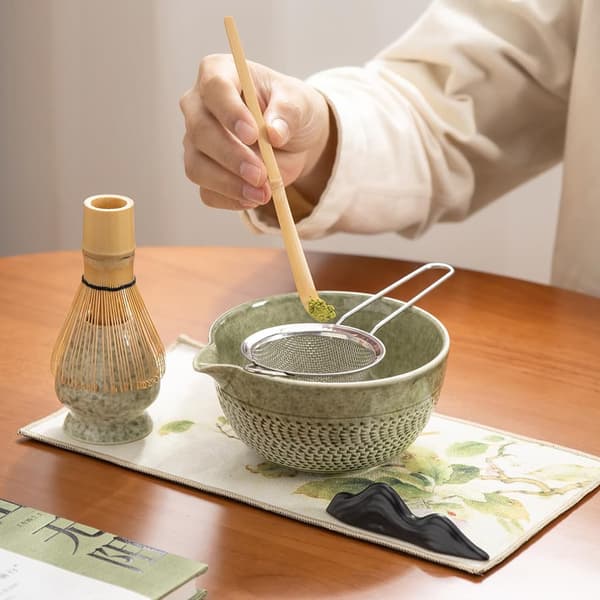 Keraaminen teeastiasto, joka sisältää matcha-kulhon, keittiöpyyhkeen ja matcha-vispilän, 7-osainen setti