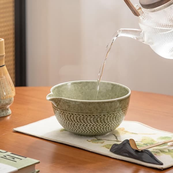 Keraaminen teeastiasto, joka sisältää matcha-kulhon, keittiöpyyhkeen ja matcha-vispilän, 7-osainen setti