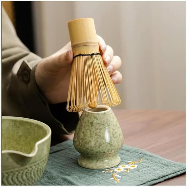 Keraaminen teeastiasto, joka sisältää matcha-kulhon, keittiöpyyhkeen ja matcha-vispilän, 7-osainen setti
