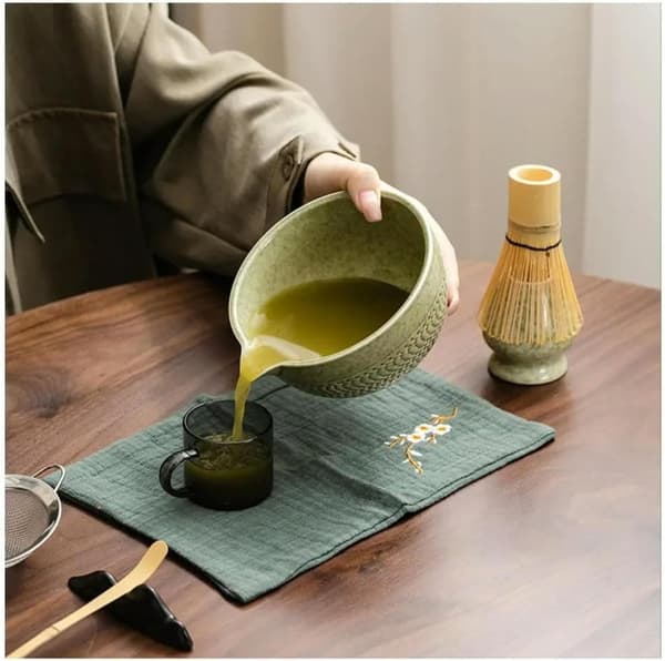 Keraaminen teeastiasto, joka sisältää matcha-kulhon, keittiöpyyhkeen ja matcha-vispilän, 7-osainen setti