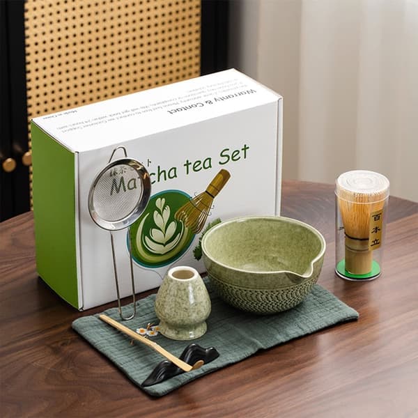 Keraaminen teeastiasto, joka sisältää matcha-kulhon, keittiöpyyhkeen ja matcha-vispilän, 7-osainen setti