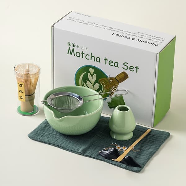 Keraaminen teeastiasto, joka sisältää matcha-kulhon, keittiöpyyhkeen ja matcha-vispilän, 7-osainen setti