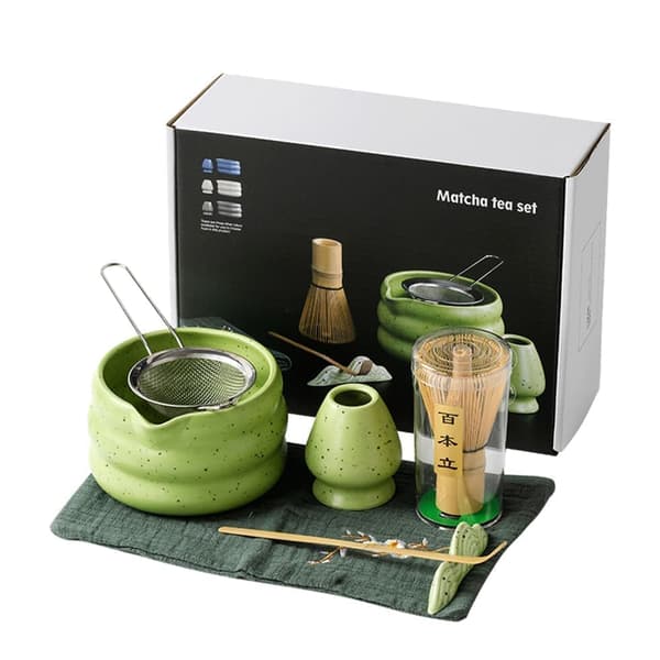 Keraaminen teeastiasto, joka sisältää matcha-kulhon, jalusta- ja tulitikkuvispilän, 7-osaisen setin Vihreä
