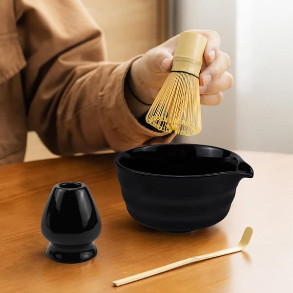 Keraaminen teeastiasto, joka sisältää matcha-kulhon, matcha-vispilateline ja tulitikkuvispilä, 5-osainen setti