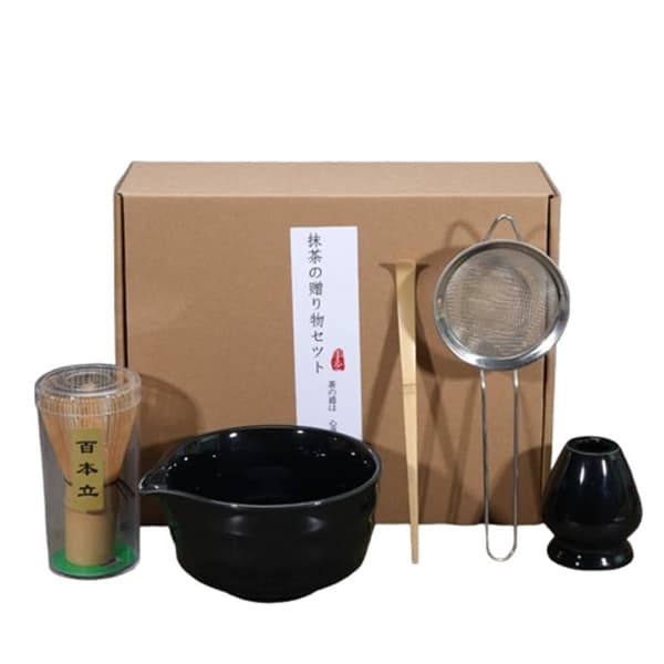 Keraaminen teeastiasto, joka sisältää matcha-kulhon, matcha-vispilateline ja tulitikkuvispilä, 5-osainen setti