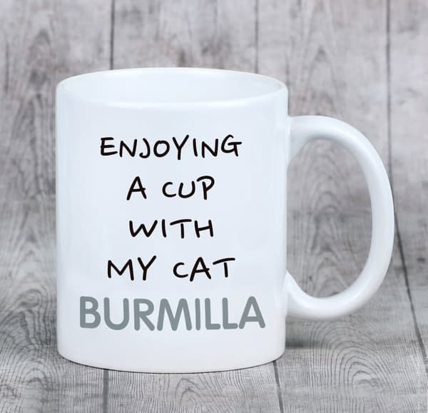 Burmilla - muki grafiikalla ja Art-Dog-tuotemerkin kirjoituksella