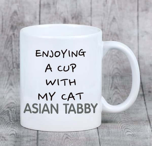 Aasialainen tabby - muki grafiikalla ja Art-Dog-tuotemerkin kirjoituksella