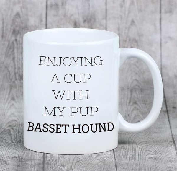 Basset Hound - muki, jossa on valokuva ja merkintä geometrisesta Art-Dog koirasta