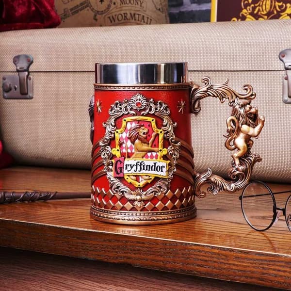 Mugg - Harry Potter - Gryffindor - Skulpterad - Handmålad - Rött harts