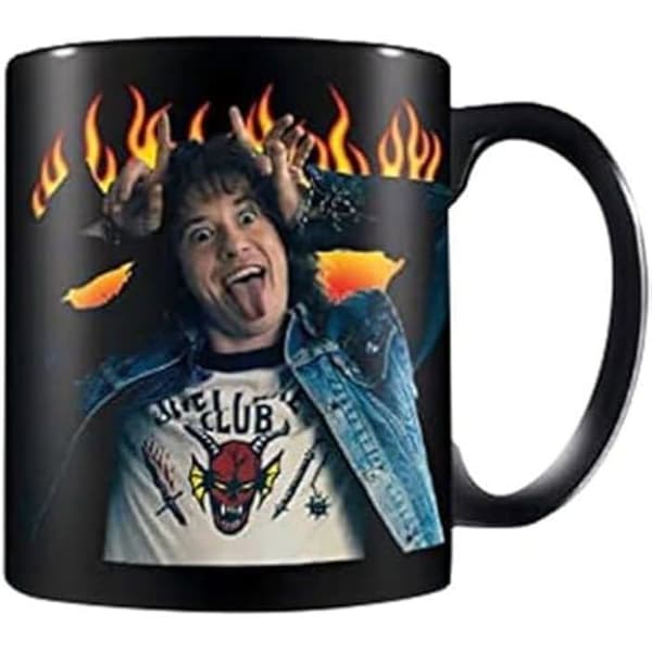 Stranger Things kaffemugg - Pyramid International - Eddie Hellfire Design - 325 ml - Svart keramik