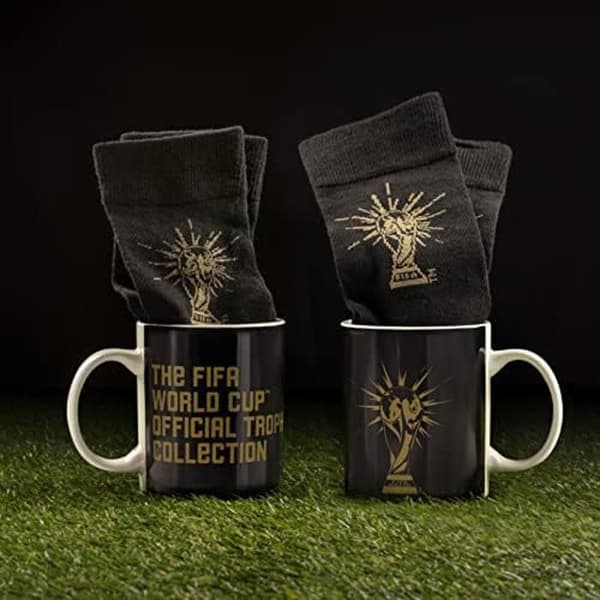 Presentkorg - PALADONE - Svart keramikmugg och strumpor - 300 ml - Världsmästerskapsdesign - Unisex
