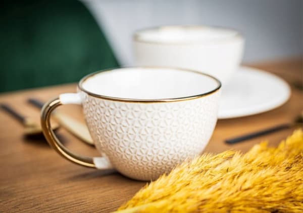 Elegant keramisk mugg 460ml Vit och guld med präglat mönster