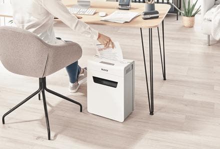 Leitz IQ Protect Premium 4M Ultra Tyst pappersförstörare P-5 Micro för hemmet - Inmatning upp till 4 ark - Vit