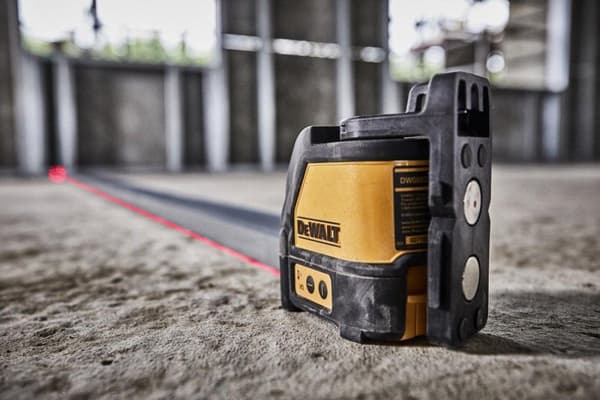 DeWALT DW088K Selvnivellerende kryds-/linjelaser i etui - 2 linjer - Rød - 15m