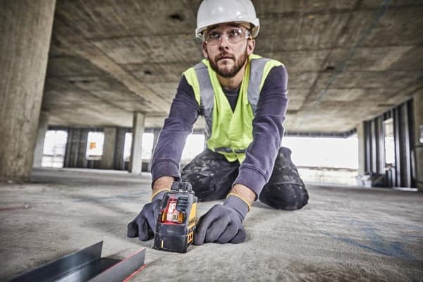 DeWALT DW088K Selvnivellerende kryds-/linjelaser i etui - 2 linjer - Rød - 15m