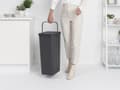 Miniatyrbillede 4 af 8: Brabantia Sort & Go Skraldespand - 40 l - Mørkegrå