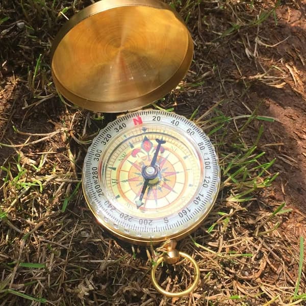 Kompassi Kompassi G50 Puhdasta kuparia Kompassi Taskukello Retro Flip Compass Outdoor Vuorikiipeily Monitoiminen valokompassi kannella