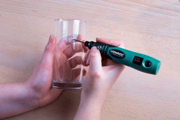 VONROC Multiværktøj 4V | Batteridrevet - opladelig | Inkl. oplader og 31 dele tilbehør