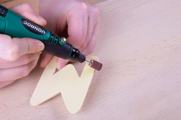 VONROC Multiværktøj 4V | Batteridrevet - opladelig | Inkl. oplader og 31 dele tilbehør