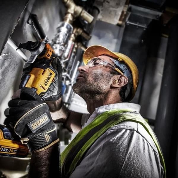 Multi-Cutter BL 18V Li-Ion (1x4,0 Ah) 32 tillbehör i TSTAK - Dewalt DCS355M1