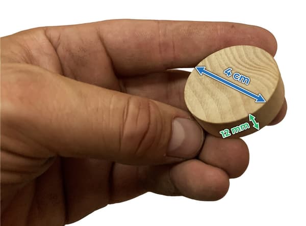 Sats med 100 träskivor (dia: 4 cm, tjocklek: 12 mm, av schimaträ)
