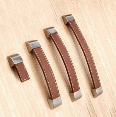 Sæt med 4 læderhåndtag (128 mm, brun, metal endestykke)