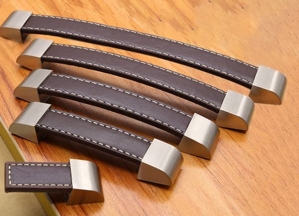 Set med 4 läderhandtag (enkelsidiga, mörkbruna, ändstycke av metall)