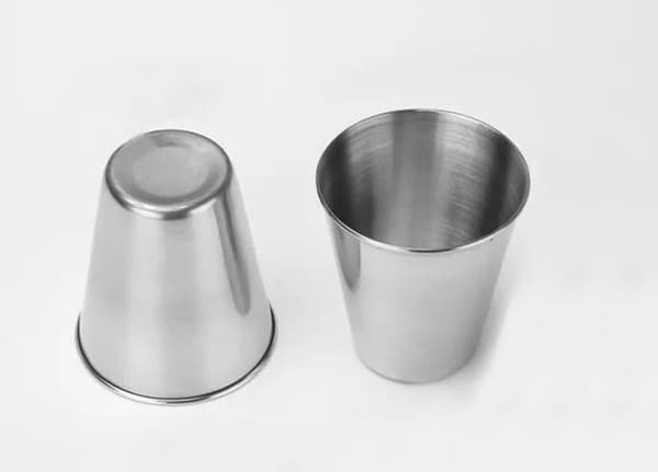 Sarja 12 ruostumattomasta teräksestä valmistettua kuppia, 70 ml, rullareuna