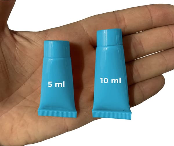 Set med 50 påfyllningsbara, kosmetiska tuber (10 ml, blå)