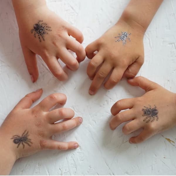 Väliaikaiset tatuoinnit Arachnids, Mom Paints