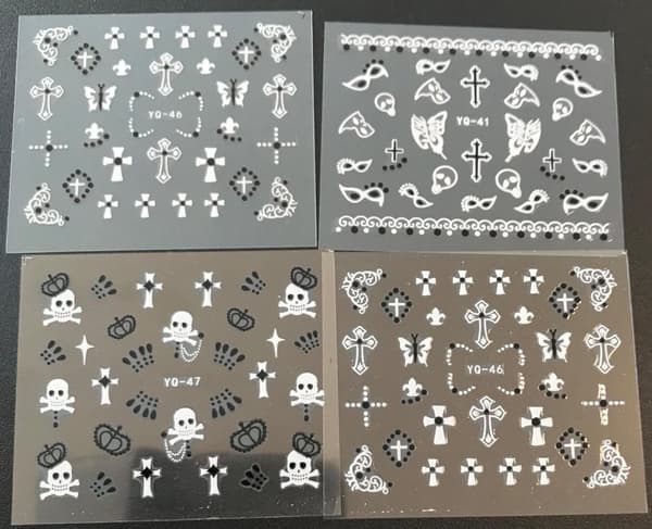 nagelstickers svartvitt kors skalle
