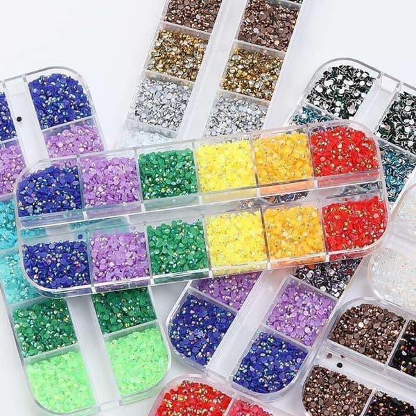 12 rhinestones i forskjellige størrelser i en boks - Negledekorasjoner