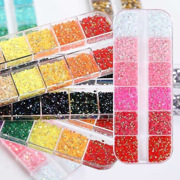12 rhinestones i forskjellige størrelser i en boks - Negledekorasjoner