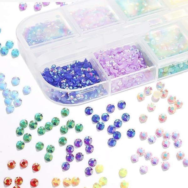12 rhinestones i forskjellige størrelser i en boks - Negledekorasjoner