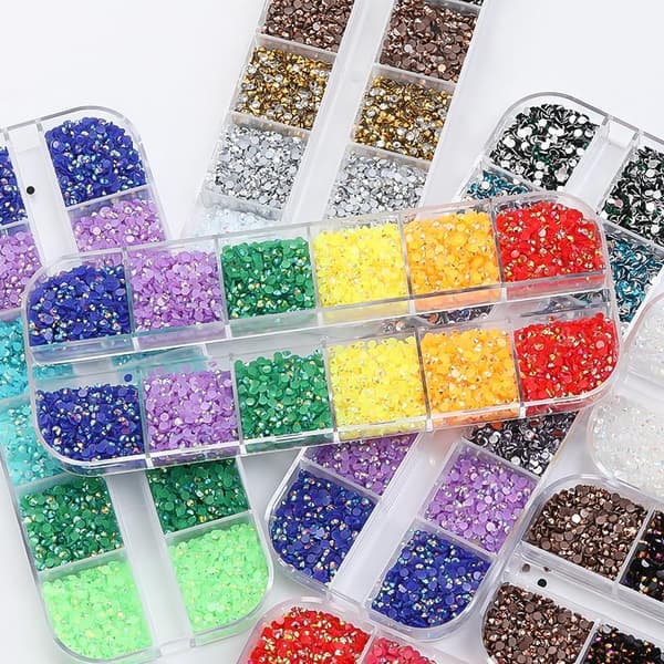 12 rhinestones i forskjellige størrelser i en boks - Negledekorasjoner
