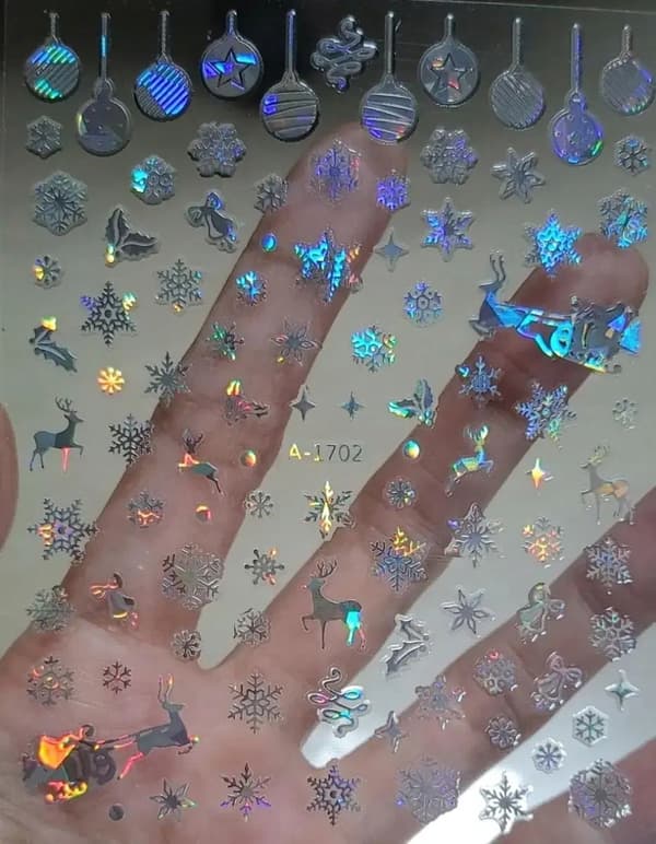 Jouluiset kynsitarrat, kimaltelevat joulupallot, porot, lumihiutaleet